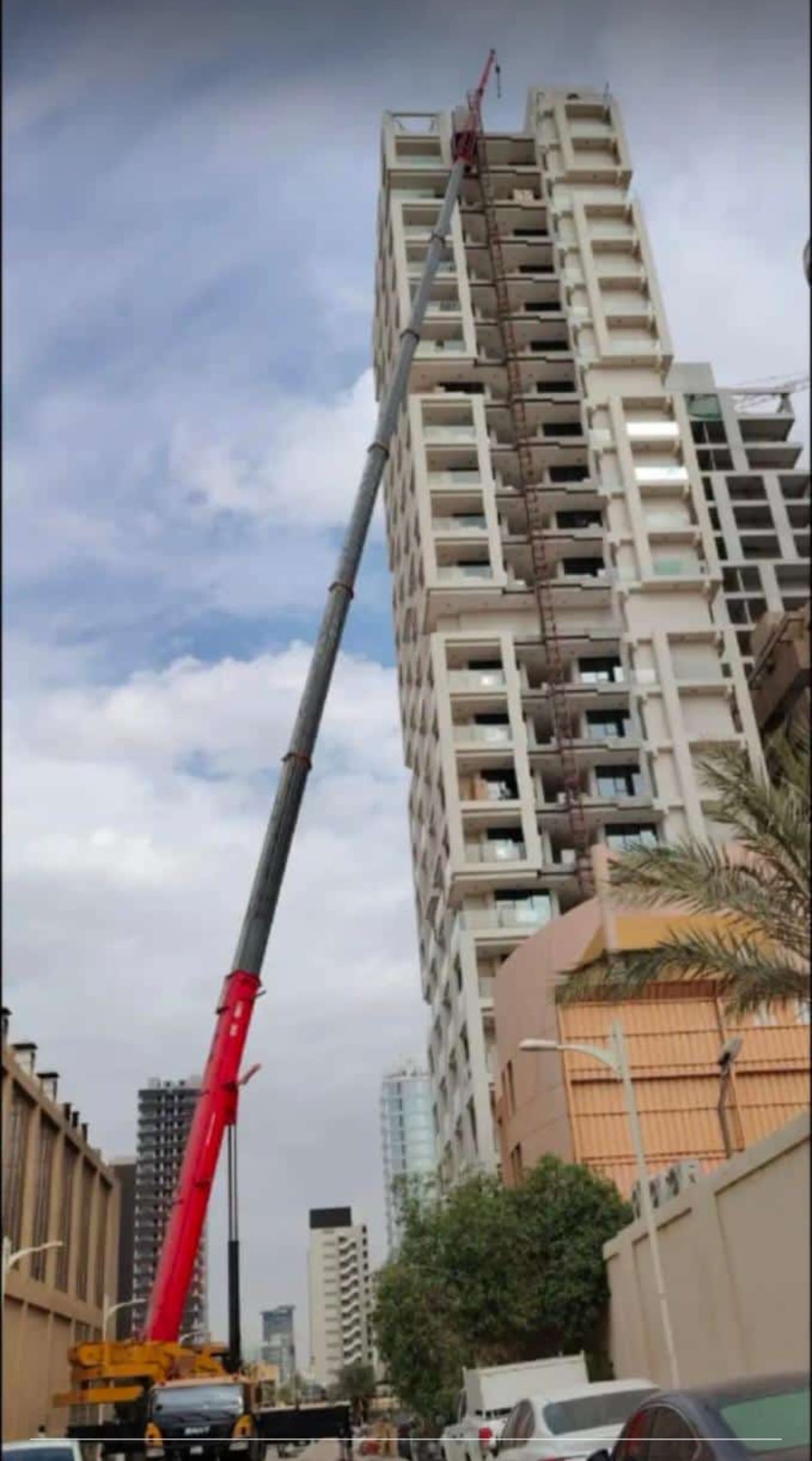 ونشات ورافعات لمشروع بناء أبراج سكنية بالرياض